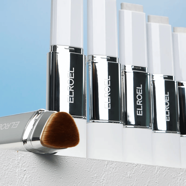 ELROEL Blanc Cover Cream Stick concealer mit mehreren Nuancen, die als Swatches aufgetragen sind und Farbe, Deckkraft und cremige Konsistenz zeigen.