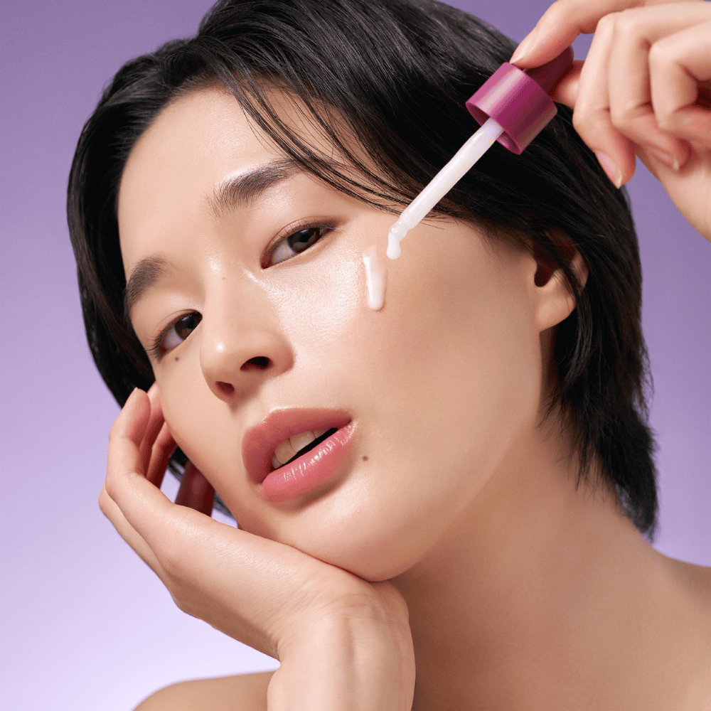 Bakuchiol Timeless Bloom Revitalizing Serum ist eine natürliche Alternative zu Retinol, die hilft, feine Linien und ungleichmäßigen Hautton zu reduzieren. Mit einer milden Formel ist es perfekt für empfindliche Haut und verleiht einen strahlenden, hydratisierten Look.