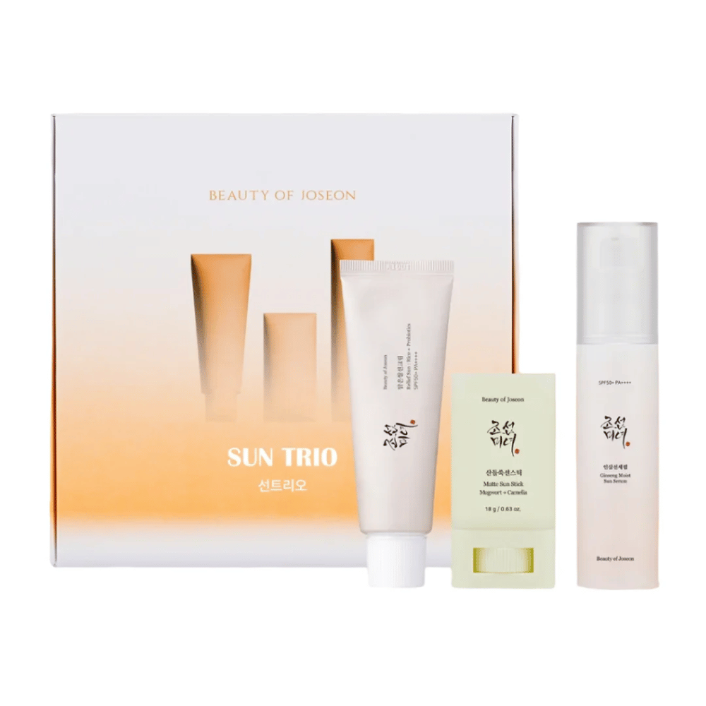 Beauty of Joseon - Sun Trio Geschenkverpackung mit drei Sonnenschutzprodukten: Relief Sun Rice + Probiotics, Matte Sun Stick Mugwort + Camellia und Ginseng Moist Sun Serum vor einer Gradientverpackung in Weiß und Orange.