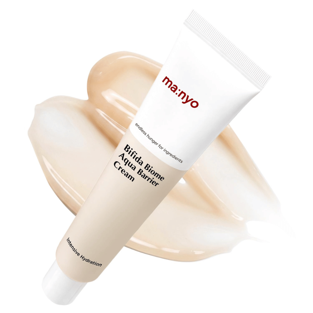 4. Ma:nyo Bifida Biome Aqua Barrier Cream – feuchtigkeitsspendende Gesichtscreme in weißer Tube mit beiger cremiger Textur im Hintergrund