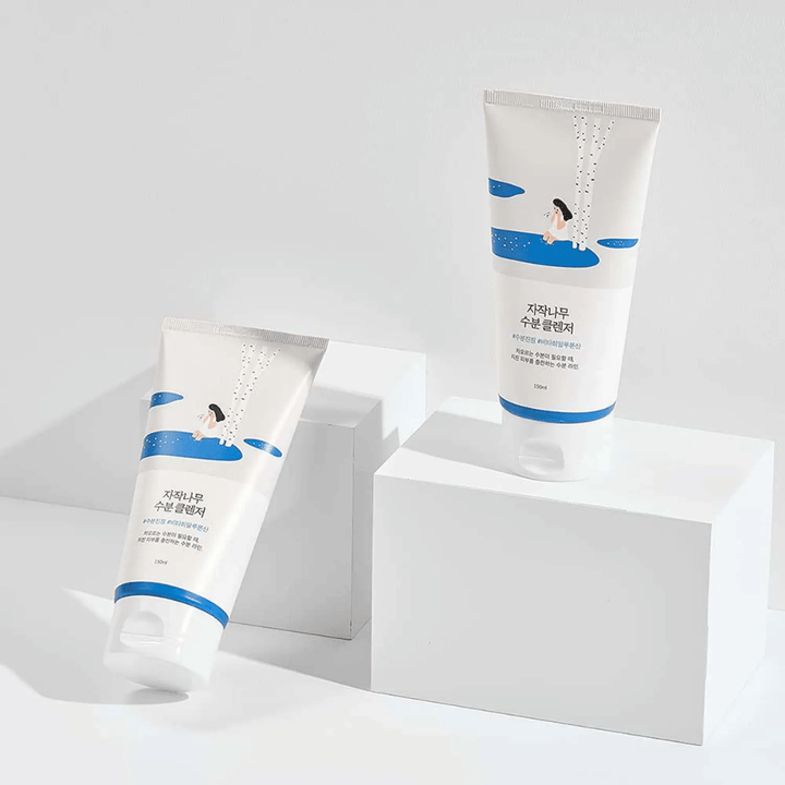 ROUND LAB Birch Juice Moisturizing Cleanser in zwei Tuben auf weißem Hintergrund, milde und feuchtigkeitsspendende Gesichtsreinigung mit Birkensaft, die sanft reinigt und für alle Hauttypen geeignet ist, auch für empfindliche Haut.