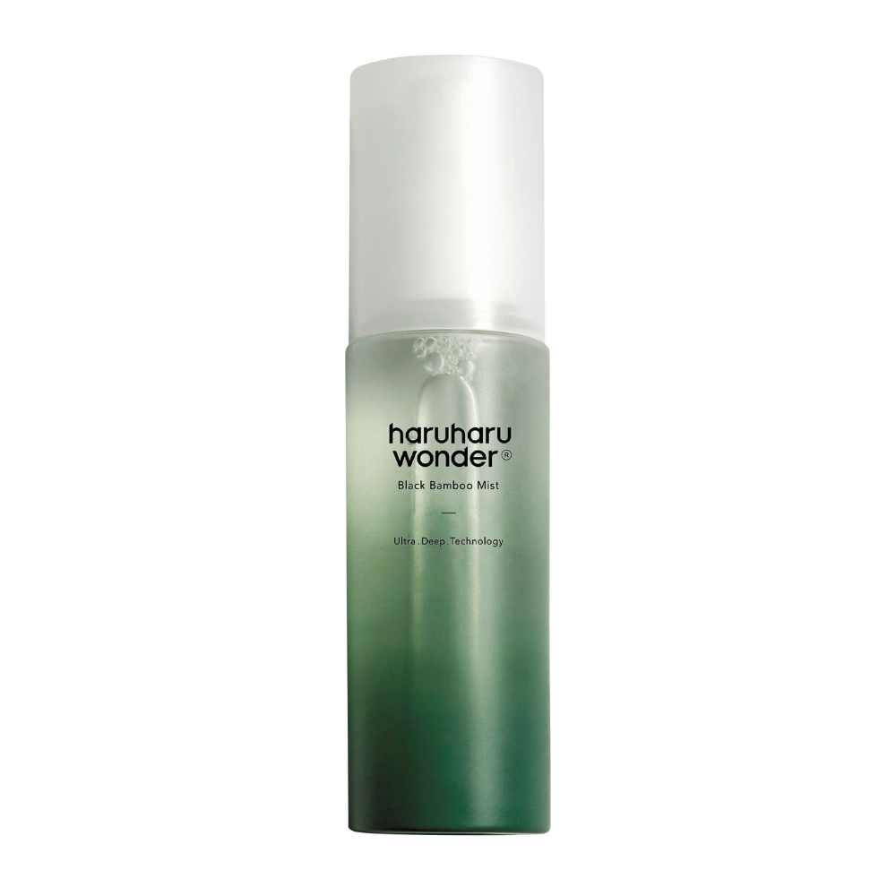 Bild von HaruHaru Wonder Black Bamboo Mist, die in einer eleganten und modernen Flasche gezeigt wird. Das Produkt ist ein feuchtigkeitsspendendes Spray mit einem grünen Farbverlauf, der Frische und Natur signalisiert. Die Flasche hat eine weiße Pumpe und ist so gestaltet, dass sie der Haut mit Hilfe innovativer Technologie tiefe Feuchtigkeit spendet.