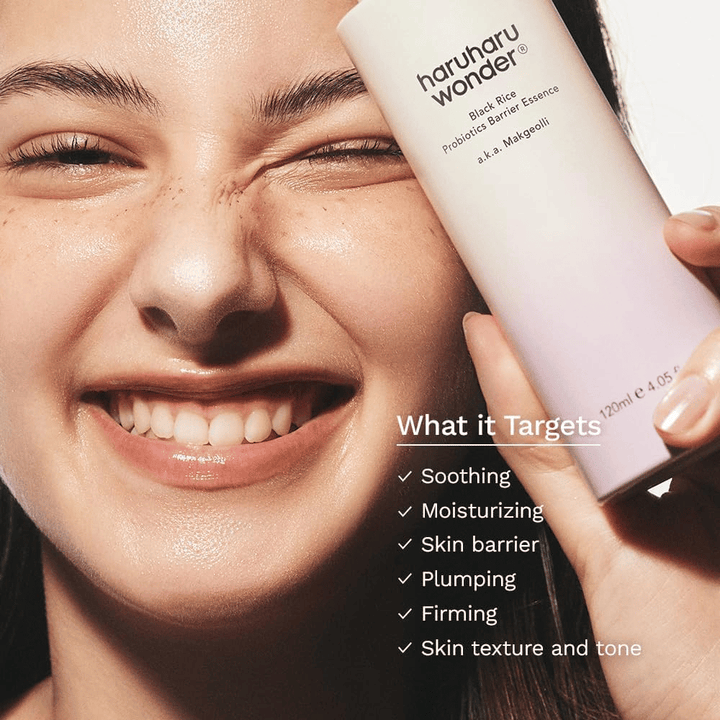 Haruharu Wonder Black Rice Probiotics Barrier Essence wird im Gesicht aufgetragen für Feuchtigkeit, beruhigende Wirkung und eine gestärkte Hautbarriere