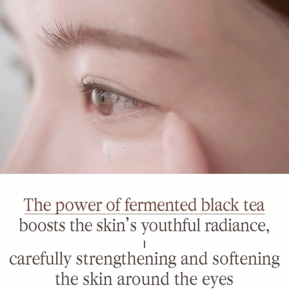 Pyunkang Yul Black Tea Time Reverse Eye Cream mit fermentiertem schwarzem Tee, der die empfindliche Haut rund um die Augen pflegt und zu einem weicheren Hautgefühl beiträgt.