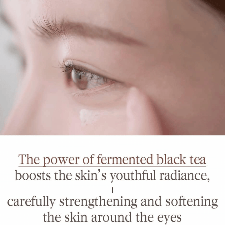 Pyunkang Yul Black Tea Time Reverse Eye Cream mit fermentiertem schwarzem Tee, der die empfindliche Haut rund um die Augen pflegt und zu einem weicheren Hautgefühl beiträgt.