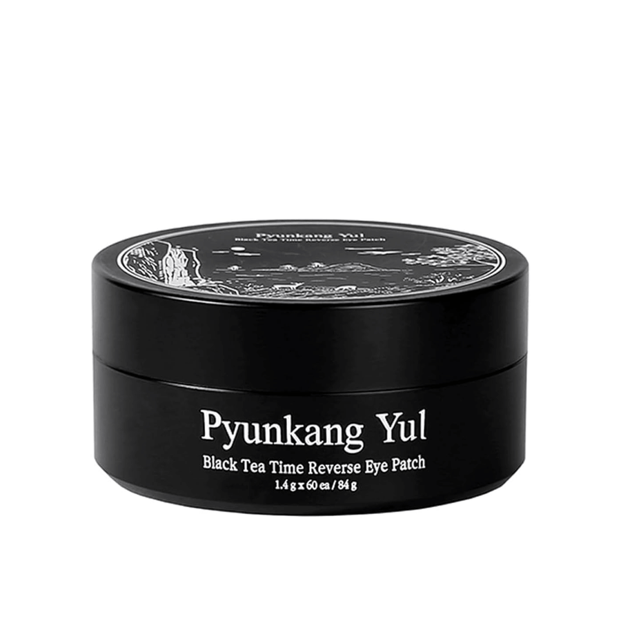 Freigestelltes Produktbild von Pyunkang Yul Black Tea Time Reverse Eye Patch in schwarzer Verpackung mit stilvollem und minimalistischem Design vor hellem Hintergrund.