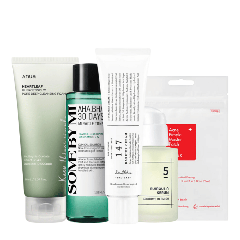 
Eine Sammlung von Hautpflegeprodukten zur Bekämpfung von Unreinheiten und Akne. Das Set enthält Anua Heartleaf Quercetin+ Pore Deep Cleansing Foam, SOME BY MI AHA.BHA.PHA 30 Tage Miracle Toner, Dr. Althea Pro Lab 5 Numbuzin Serum, und Acne Pimple Master Patch. Diese Produkte sind speziell formuliert, um problematische Haut zu beruhigen, zu klären und zu behandeln, sowie um die Sichtbarkeit von Pickeln und Poren effektiv zu reduzieren.