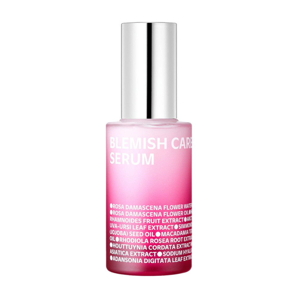 Eine einzelne Flasche Blemish Care Serum mit einem rosa Farbverlauf-Design und silbernem Verschluss, stehend vor einem weißen Hintergrund. Der Text auf der Flasche listet Zutaten wie Rosenwasser, Öle und Extrakte auf, in Weiß auf der Vorderseite gedruckt.