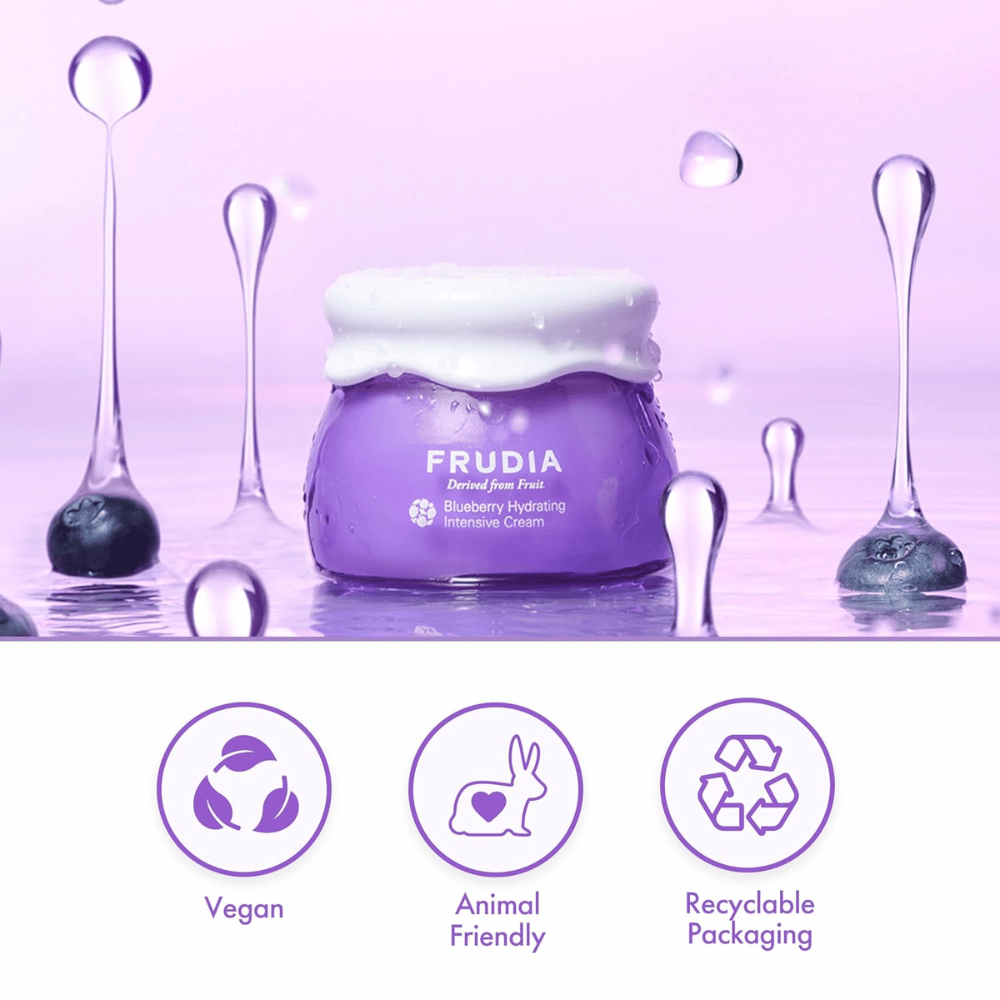 FRUDIA Blueberry Hydrating Intensive Cream in Wasserumgebung mit veganer Formel, cruelty-free Eigenschaften und recycelbarer Verpackung
