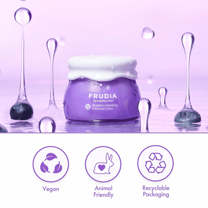 FRUDIA Blueberry Hydrating Intensive Cream in Wasserumgebung mit veganer Formel, cruelty-free Eigenschaften und recycelbarer Verpackung