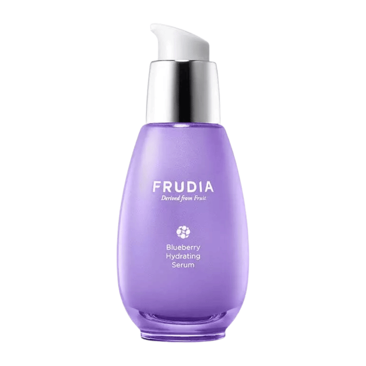 FRUDIA Blueberry Hydrating Serum in lila Flasche mit Pumpe, feuchtigkeitsspendendes Gesichtserum mit Heidelbeerextrakt, das die Hautbarriere stärkt und weiche, klare Haut verleiht.