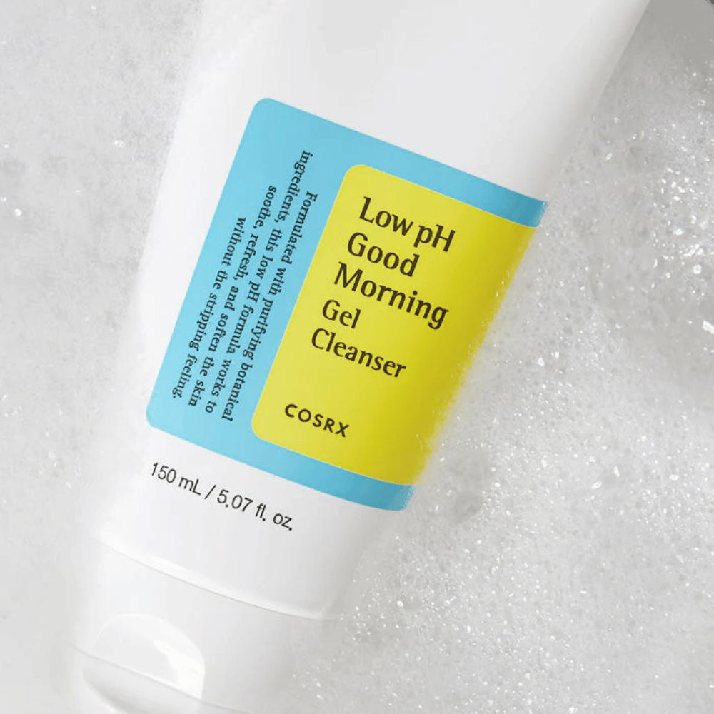 COSRX Low pH Good Morning Gel Cleanser 150ml – milde Gesichtsreinigung mit niedrigem pH-Wert für empfindliche Haut, gezeigt mit Schaum.