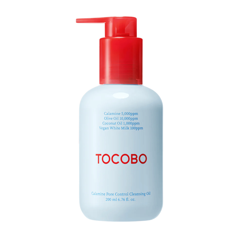 TOCOBO Calamine Pore Control Cleansing Oil mit roter Pumpflasche und blauer Schrift auf hellblauer Flasche, zeigt Hauptinhaltsstoffe und Volumen 200 ml.