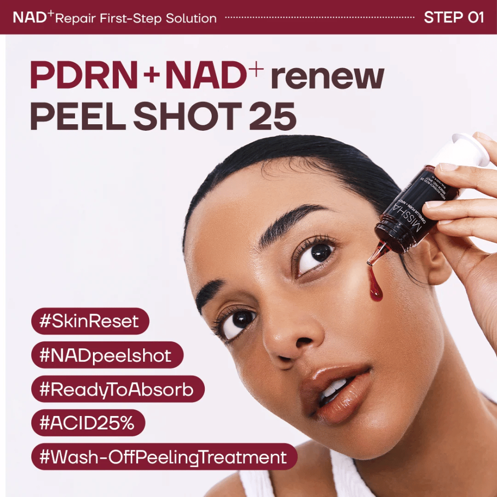 4. MISSHA Camellia PDRN NAD+ High-Potency Acid 25 Renew Peel Shot – Model trägt exfolierendes Peeling auf die Wange auf