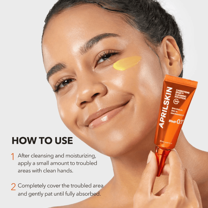 Modell zeigt, wie APRILSKIN Carrotene IPMP Clearing Solution auf Problemzonen für Akne, Mitesser und entzündete Ausbrüche angewendet wird