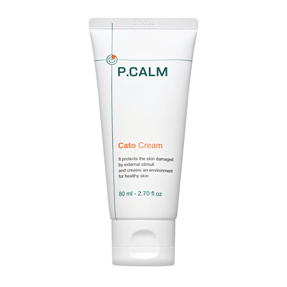 Freigestelltes Produktbild von P.CALM Cato Cream auf hellem Hintergrund. Das minimalistische Tubendesign hebt das reine und beruhigende Profil des Hautpflegeprodukts für empfindliche Haut hervor.