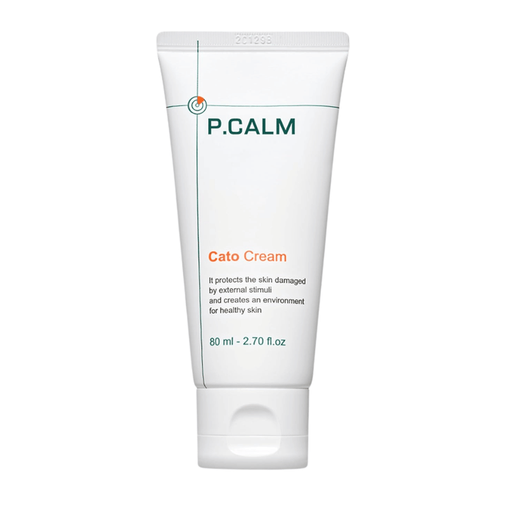 Freigestelltes Produktbild von P.CALM Cato Cream auf hellem Hintergrund. Das minimalistische Tubendesign hebt das reine und beruhigende Profil des Hautpflegeprodukts für empfindliche Haut hervor.