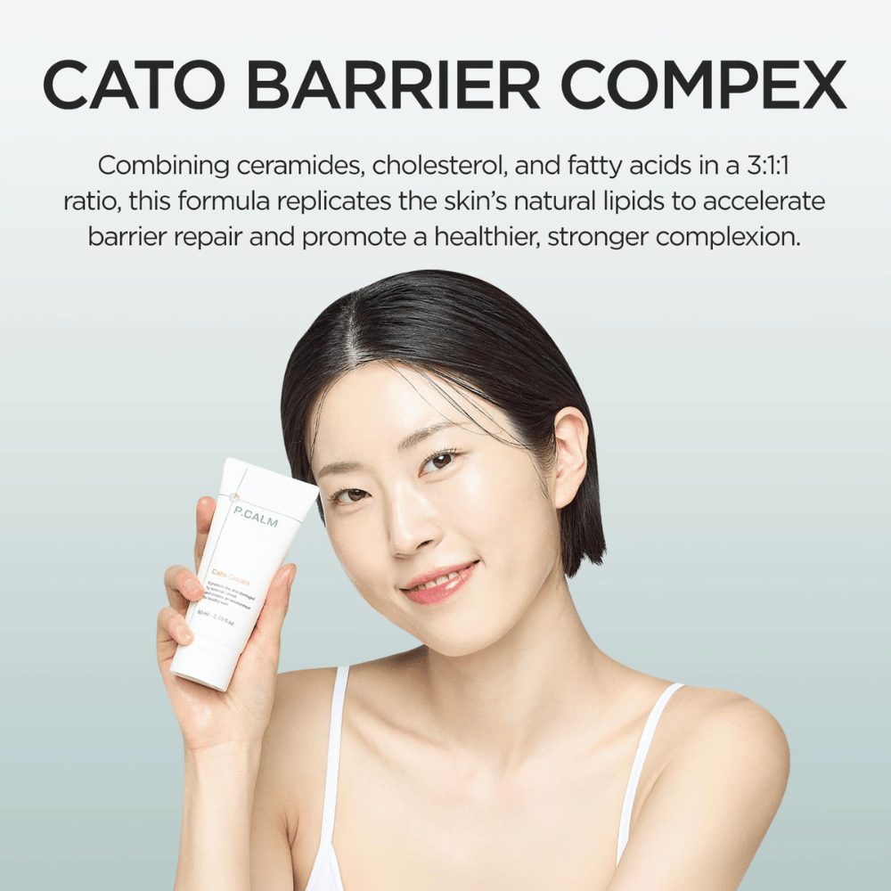 Ein Model hält P.CALM Cato Cream vor das Gesicht zusammen mit Informationen über „Cato Barrier Complex“, der Ceramide, Cholesterin und Fettsäuren kombiniert, um die Hautbarriere zu stärken.