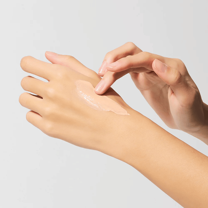 Anwendung von Dr.Melaxin Cemenrete Eye Cream auf der Hand, cremige Augencreme mit Kalzium und Elastin, die schnell einzieht und intensive Feuchtigkeit spendet.