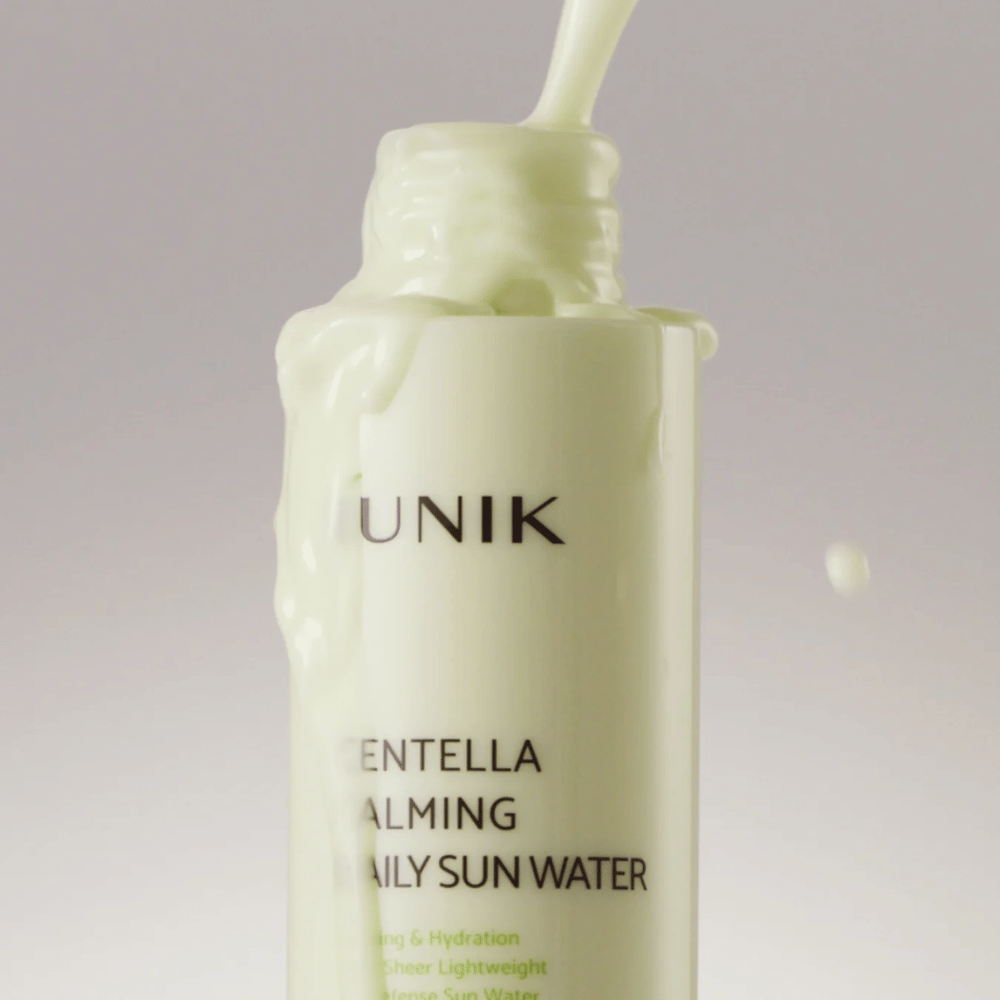 3. iUNIK Centella Calming Daily Sun Water – Nahaufnahme der leichten, cremigen Konsistenz eines beruhigenden und feuchtigkeitsspendenden Sonnenschutzes