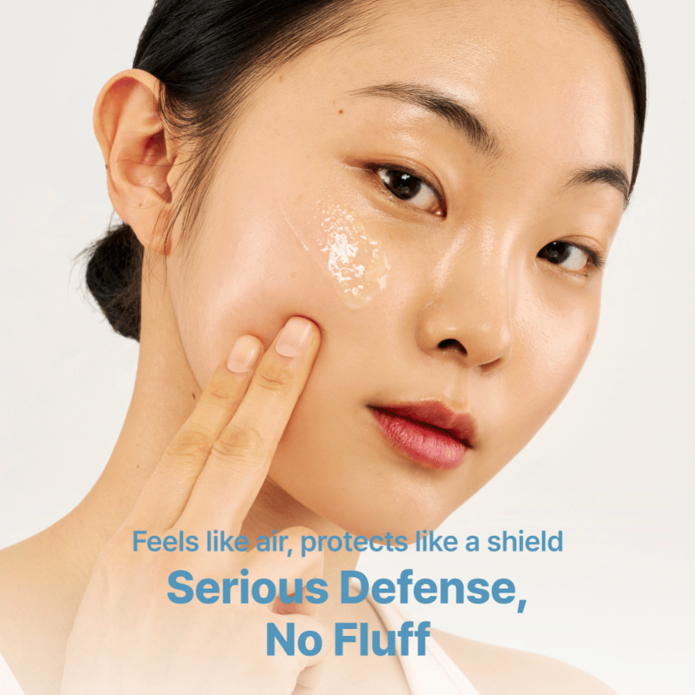 Tage Cica-Tree Water Jelly Sun Serum SPF 50+ wird auf die Wange eines Models aufgetragen. Transparentes Gel verleiht der Haut ein glänzendes Finish.