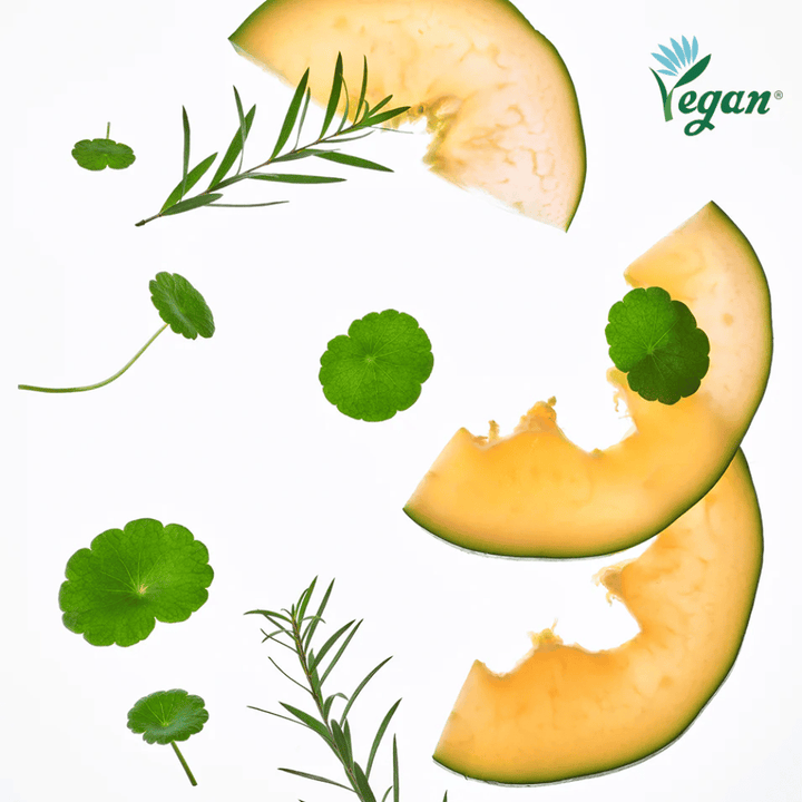 Vegane Hautpflege mit Melone, Centella asiatica und Pflanzenextrakten, die die Haut beruhigen und Feuchtigkeit spenden.