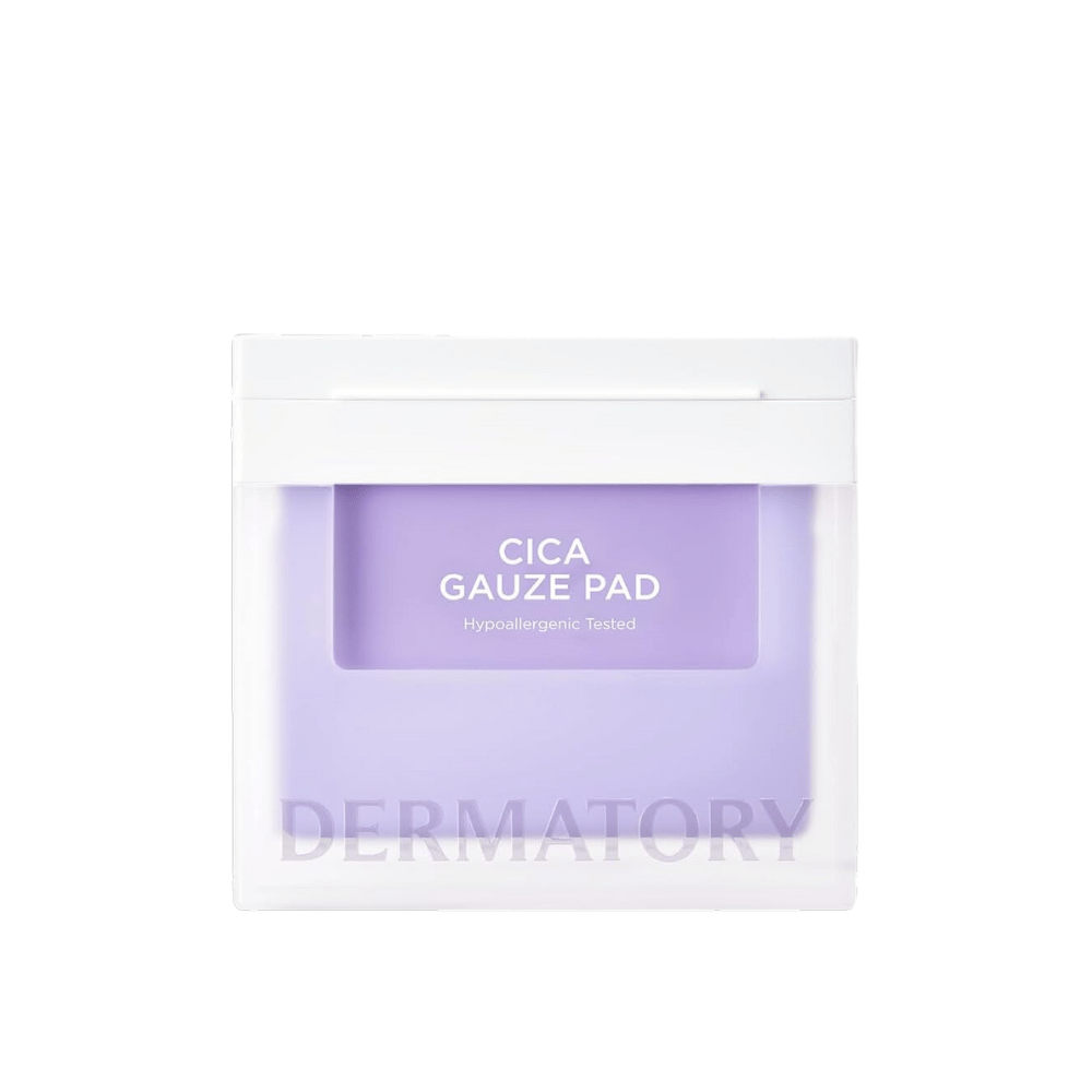Verpackung von Cica Gauze Pad, hypoallergen getestetes Produkt von Dermatory. Entwickelt, um die Haut zu beruhigen und ihre Barriere zu stärken. Lila und weiße minimalistische Verpackung.