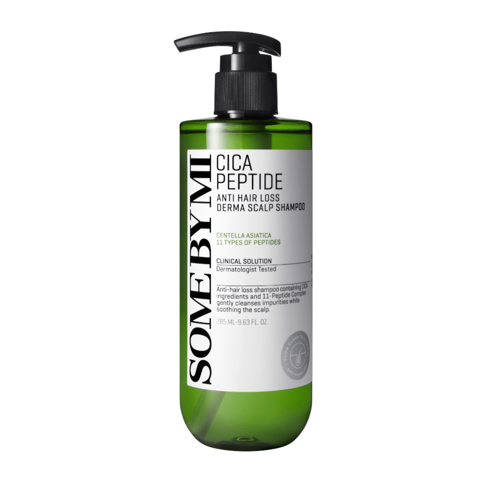 SOME BY MI Cica Peptide Anti Hair Loss Derma Scalp Shampoo in grüner Plastikflasche mit schwarzem Pumpkopf und weißem Etikett mit schwarzem Text.