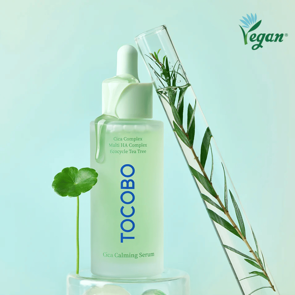 TOCOBO Cica Calming Serum zusammen mit Cica-Blättern und tea tree, veganes koreanisches Serum, das Rötungen beruhigt, tief hydratisiert und die Haut ausgleicht.