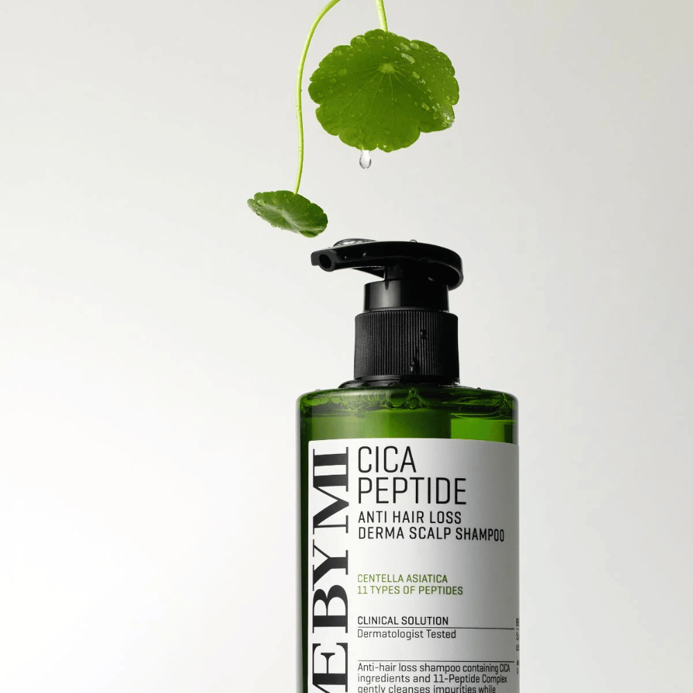 Flasche mit SOME BY MI Cica Peptide Anti Hair Loss Derma Scalp Shampoo in grün mit schwarzem Pumpkopf und weißem Etikett, umgeben von Centella-Blättern und einem Wassertropfen.