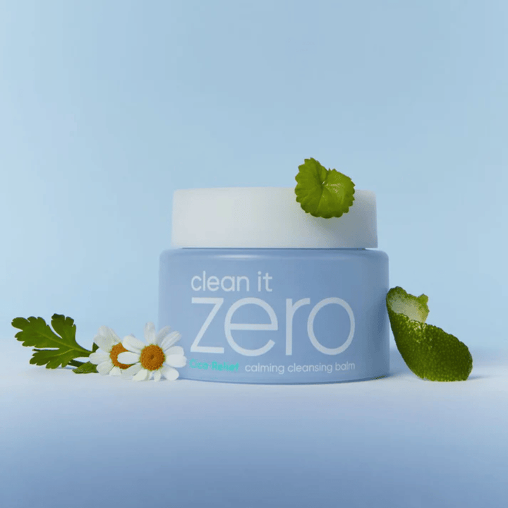 Clean It Zero Cica-Relief Calming Cleansing Balm, platziert mit Pflanzen und Blumen, illustriert sanfte Reinigung mit beruhigendem CICA für empfindliche und gereizte Haut.
