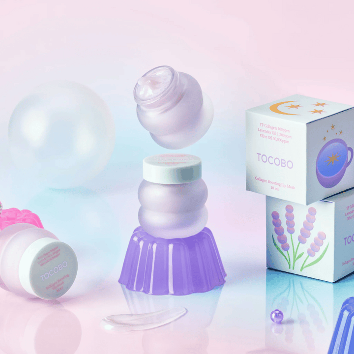 Flera burkar av TOCOBO Collagen Boosting Lip Mask med fantasifull bakgrund i pastellfärger.