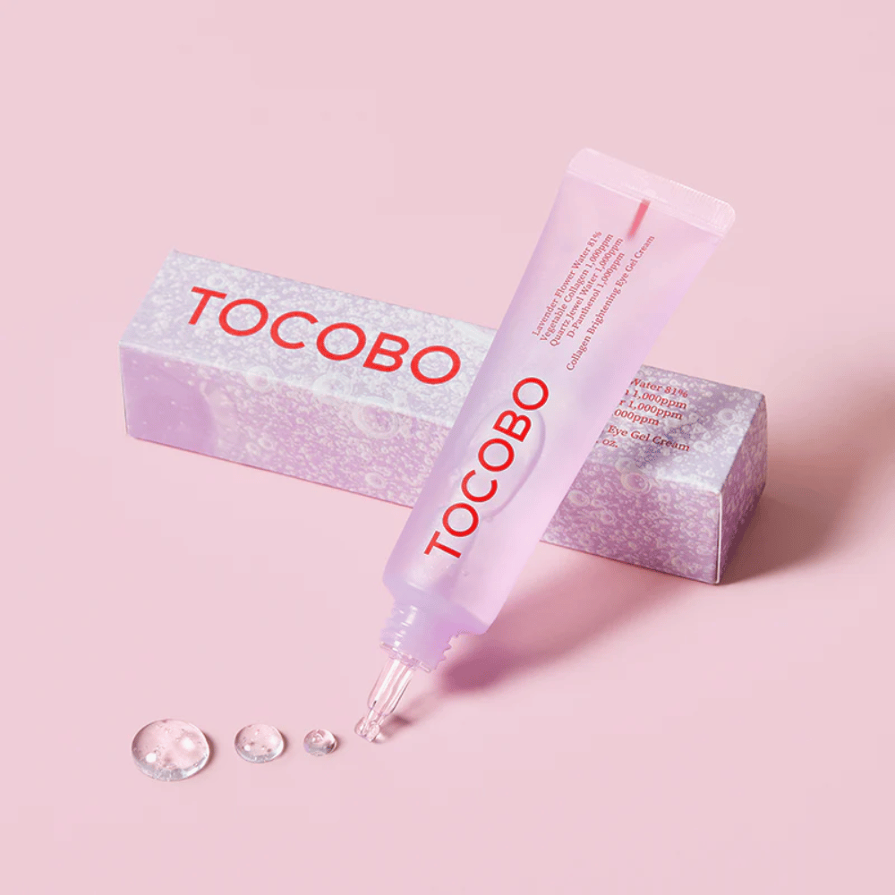 Das Bild zeigt ein Produkt von TOCOBO, das ein "Collagen Brightening Eye Gel Cream" ist. Die Verpackung ist rosa mit einem klaren Gel, das aus der Tube kommt. Das Produkt scheint dazu bestimmt zu sein, den Bereich um die Augen aufzuhellen und mit Feuchtigkeit zu versorgen.