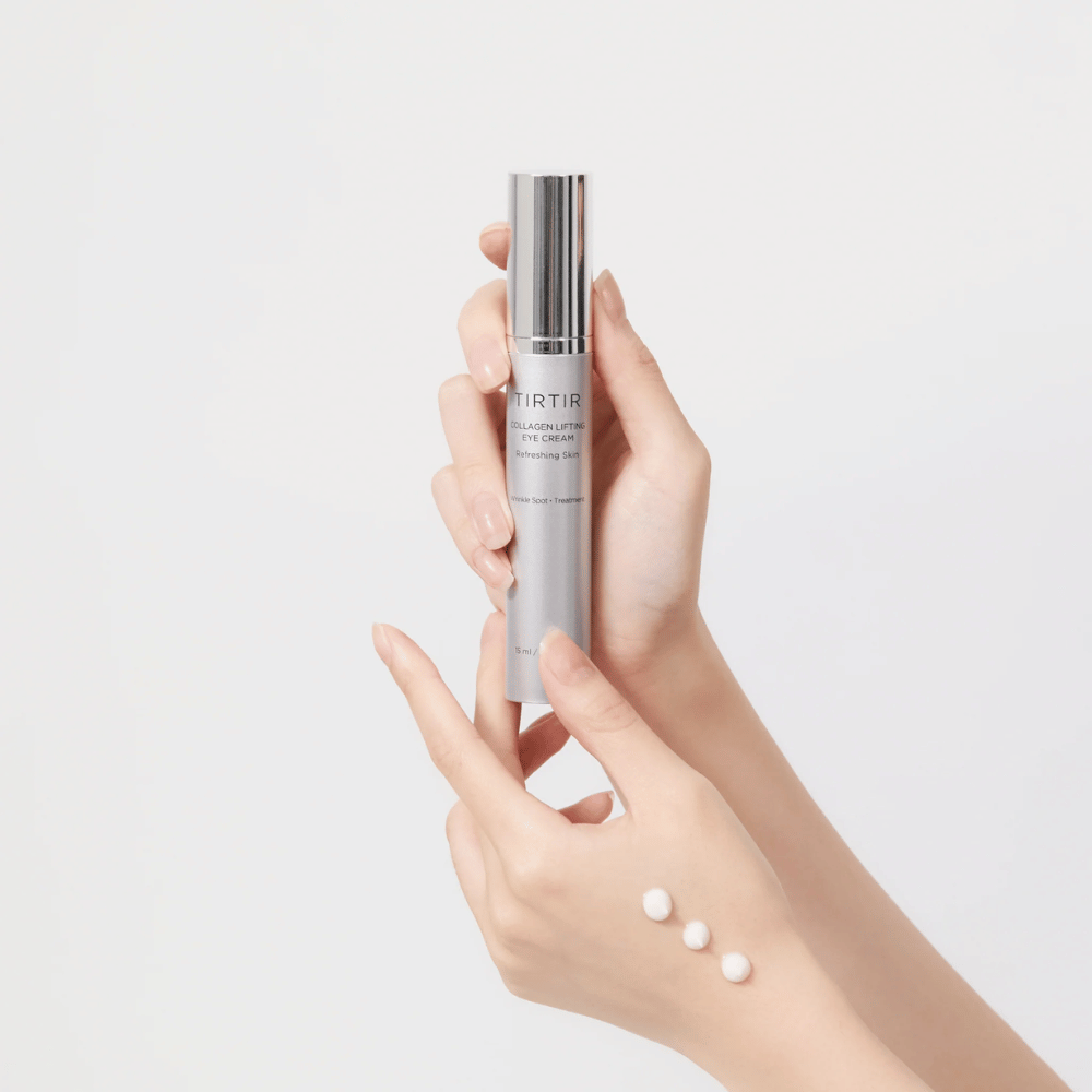 Hände, die eine Tube mit TIRTIR Collagen Lifting Eye Cream halten, mit Produkt auf dem Handrücken ausgepresst.