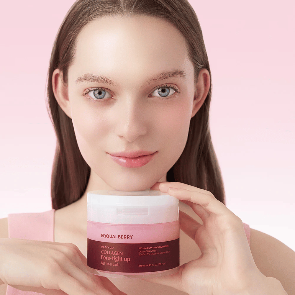 Eine Frau hält eine Dose Collagen Pore-Tight Up Gel Toner Pads, mit einem rosa Hintergrund und einem Lächeln. Die Dose ist mit dem Namen des Produkts gekennzeichnet und enthält Toner Pads, um die Festigkeit der Haut zu verbessern und die Porengröße zu reduzieren.