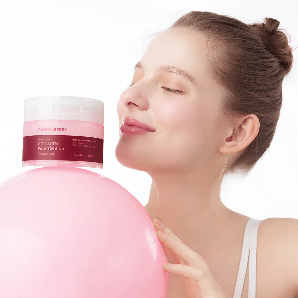 Eine Frau steht mit einem rosa Ball und einer Dose Collagen Pore-Tight Up Gel Toner Pads, während sie lächelt und die Dose nah an ihr Gesicht hält. Die Dose ist mit dem Namen des Produkts gekennzeichnet und enthält Toner Pads, die helfen, die Haut zu straffen und die Porengröße zu reduzieren.