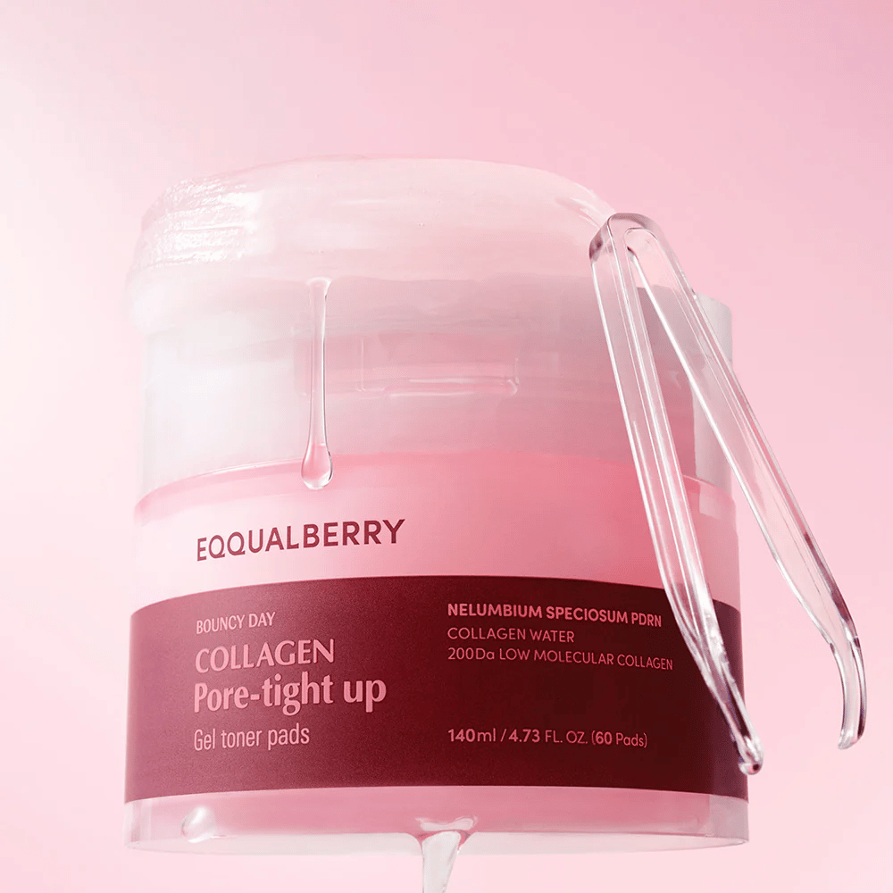 Eine Verpackung von Collagen Pore-Tight Up Gel Toner Pads, mit einem rosa Ton und aktiven Inhaltsstoffen wie Kollagen und Nelumbium Speciosum. Das Produkt zeigt, wie Gel von der Maske von der Kante der Dose tropft.