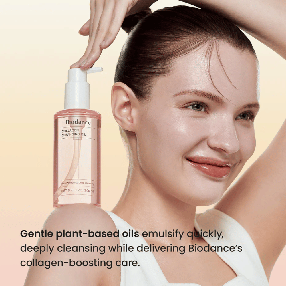 Lächelnde Frau mit glänzender Haut verwendet Biodance Collagen Cleansing Oil. Das Produkt wird deutlich mit Text über pflanzliche Öle und kollagenunterstützende Reinigung gezeigt.