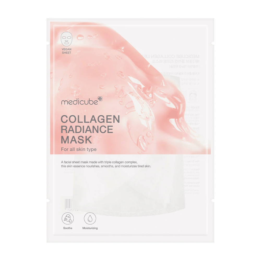 Die Verpackung der "Medicube Collagen Radiance Mask," einer Gesichtsmaske mit drei Arten von Kollagenkomplexen. Die Maske ist für alle Hauttypen geeignet und verspricht, die Haut zu befeuchten, zu glätten und einem müden Teint Glanz zu verleihen. Die Verpackung ist in einer hellen Farbe mit klarer Schrift und grafischen Elementen gestaltet, die die Eigenschaften des Produkts hervorheben.