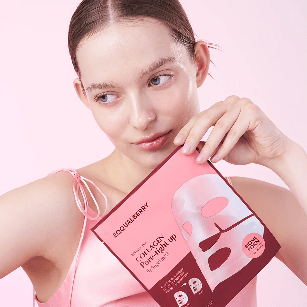 Eine Frau hält ein Paket mit der Gesichtsmaske Collagen Pore-tight Up Hydrogel Mask vor sich, während sie zur Seite schaut mit einer natürlichen, frischen Haut.