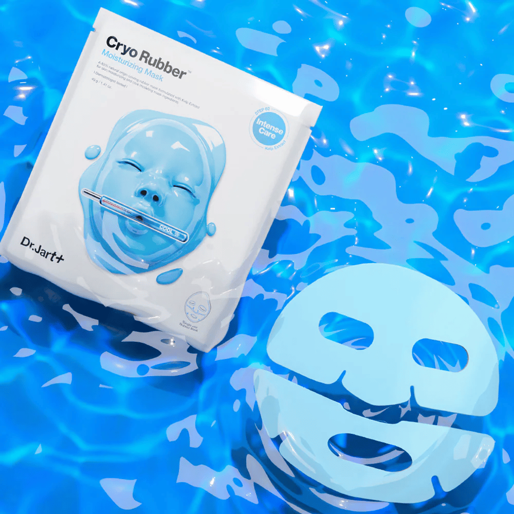 Dr.Jart+ Cryo Rubber Moisturizing Mask in blauer Verpackung liegt auf Wasseroberfläche zusammen mit blauer Gummimaske. Das Produkt wird als intensive Feuchtigkeitspflege hervorgehoben.