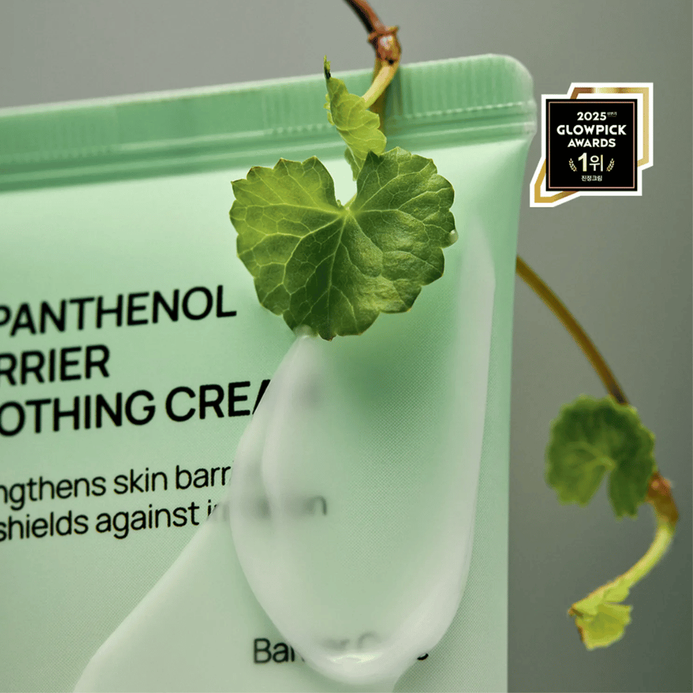 Jumiso D-Panthenol Barrier Soothing Cream mit Creme und grüner Pflanze, hebt natürliche Inhaltsstoffe hervor.