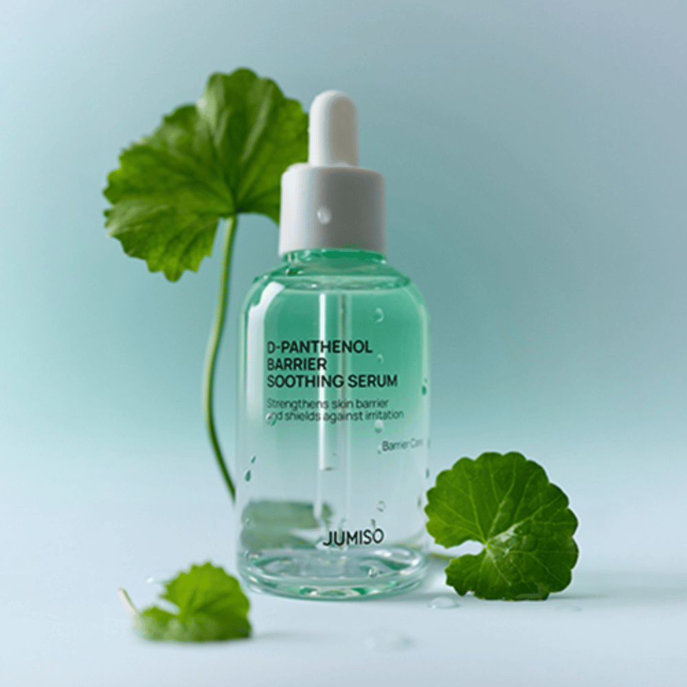 Jumiso D-Panthenol Barrier Soothing Serum in einer durchsichtigen Glasflasche mit Pipette, platziert mit grünen Blättern im Hintergrund.