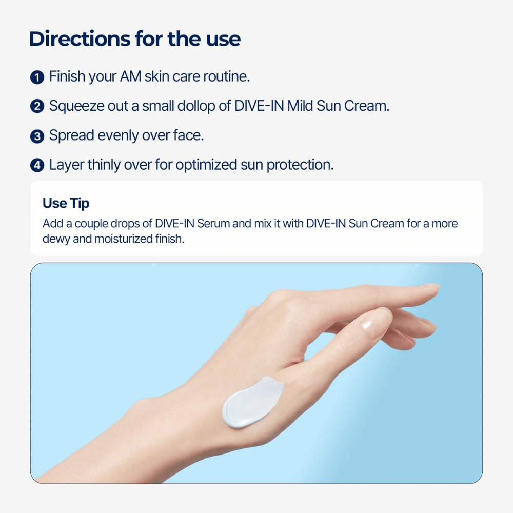 Anleitungsbild, das Schritt für Schritt zeigt, wie das Produkt verwendet wird. Unter dem Text ist eine Hand mit einem Klecks Sonnencreme auf dem Handrücken vor einem hellblauen Hintergrund zu sehen.