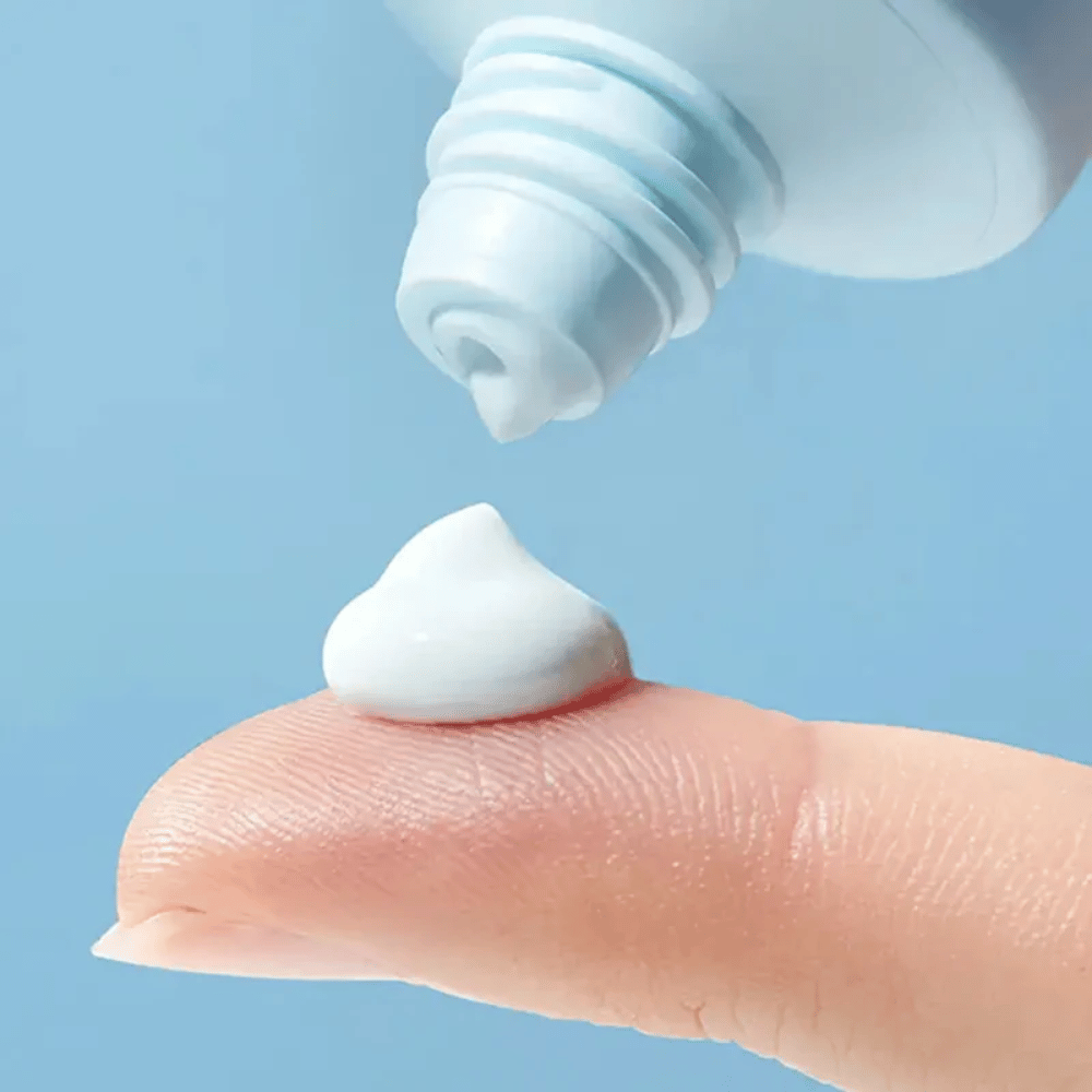 Nahaufnahme von Torriden DIVE-IN Moisture Sun Cream mit weicher, feuchtigkeitsspendender Textur, die zur täglichen Sonnenpflege auf die Fingerspitze dosiert wird.