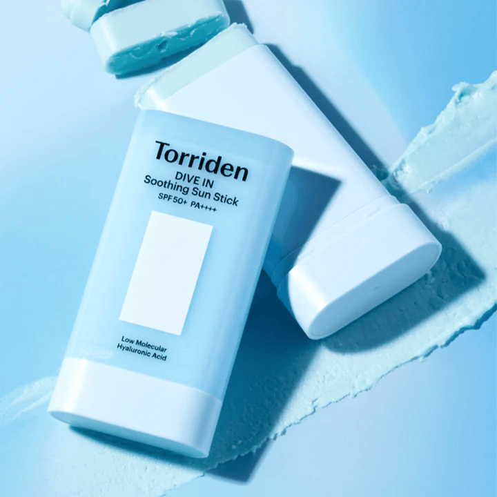 Torriden DIVE IN Soothing Sun Stick SPF50+ PA++++ zusammen mit verstrichener Produkttextur, die die feuchtigkeitsspendende und leichte Anwendung veranschaulicht.