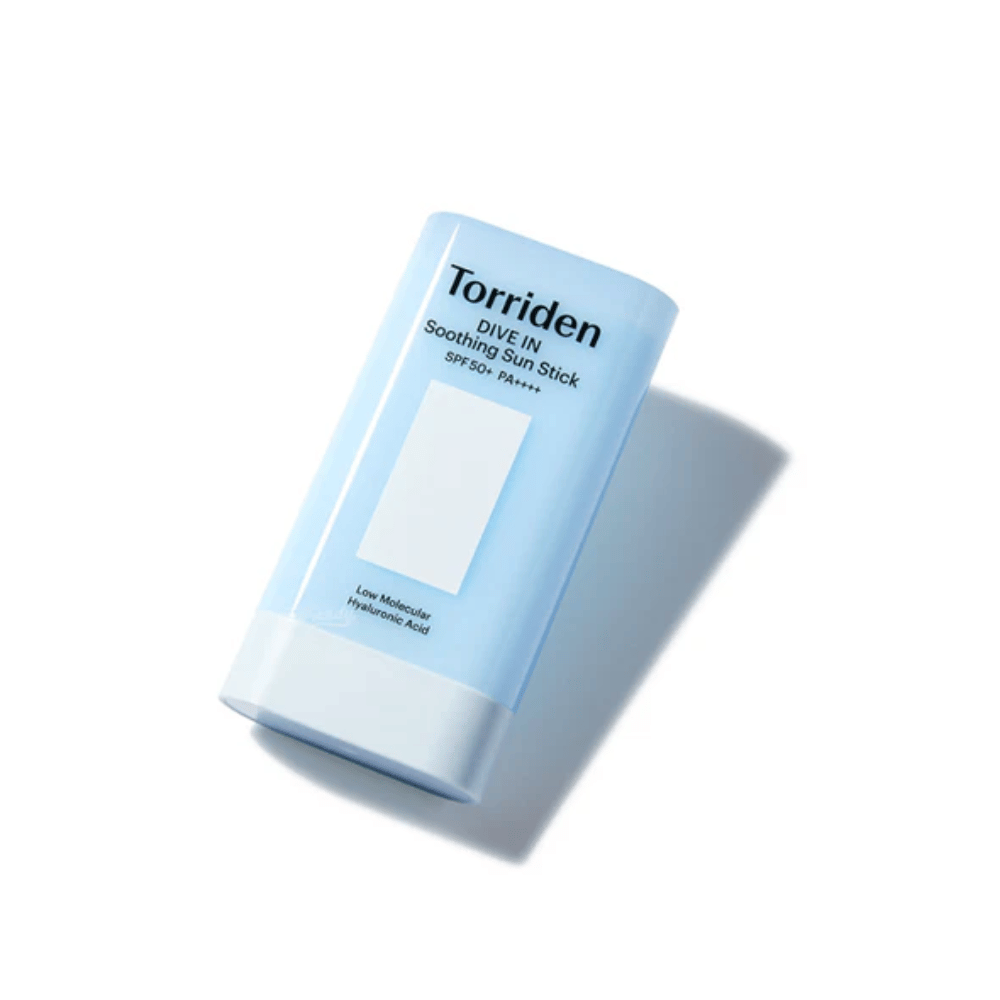 Torriden DIVE IN Soothing Sun Stick SPF50+ PA++++ aus einem Winkel fotografiert, der das kompakte und handliche Design hervorhebt.