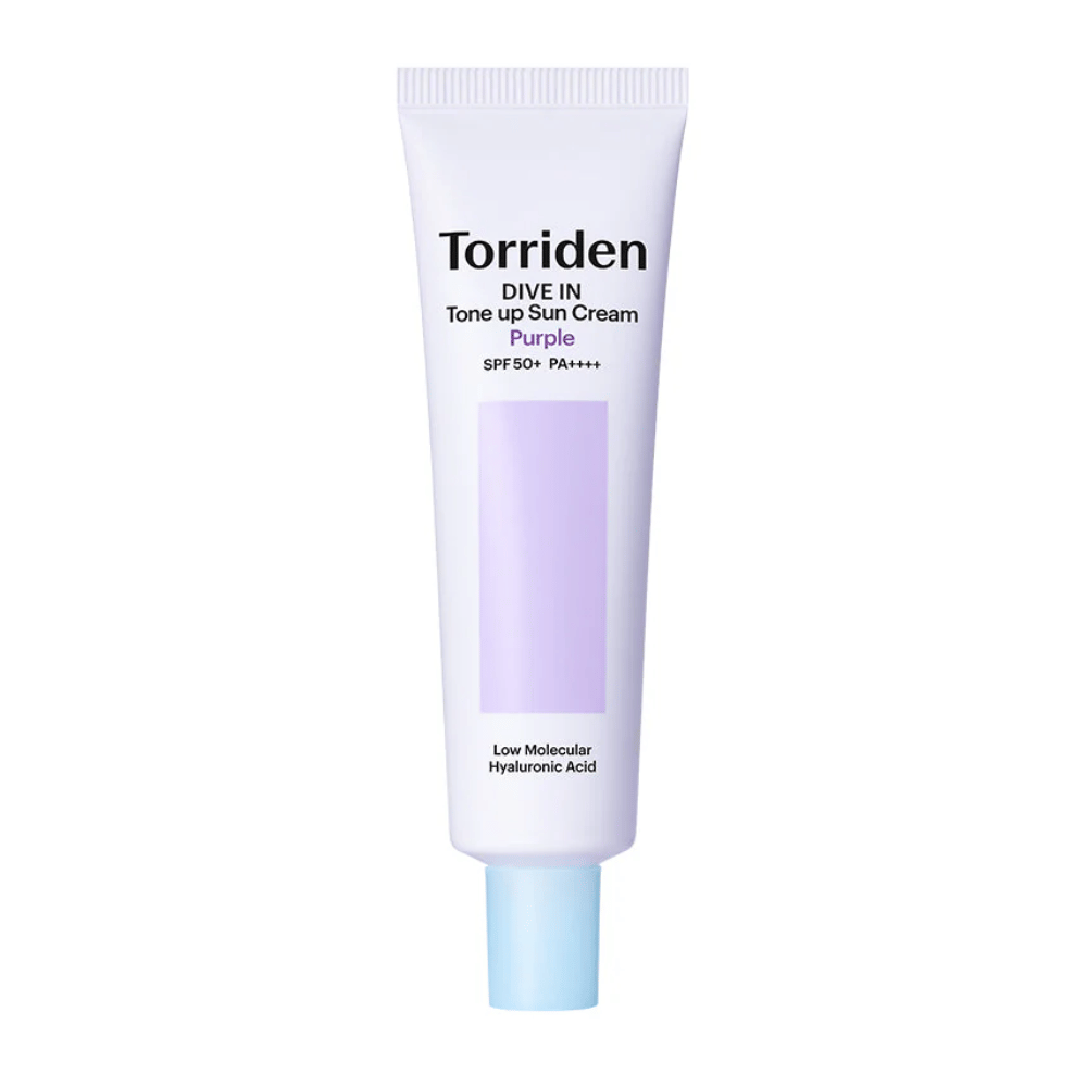 Torriden DIVE IN Tone Up Sun Cream Purple SPF50+ PA++++ in weißer und lila Tube mit Hyaluronsäure mit niedrigem Molekulargewicht vor neutralem Hintergrund.