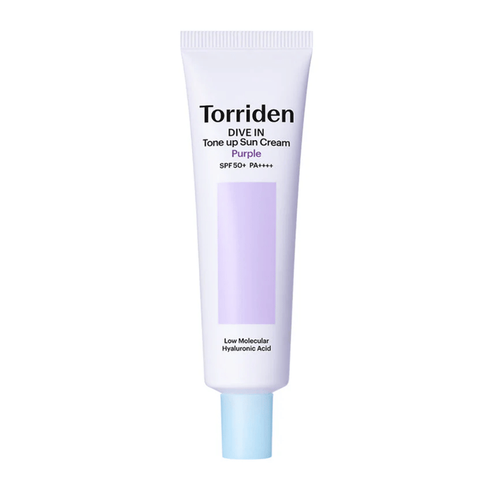 Torriden DIVE IN Tone Up Sun Cream Purple SPF50+ PA++++ in weißer und lila Tube mit Hyaluronsäure mit niedrigem Molekulargewicht vor neutralem Hintergrund.
