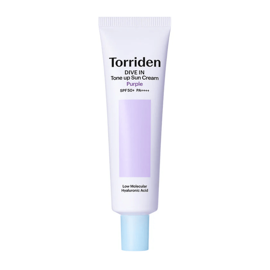 Torriden DIVE IN Tone Up Sun Cream Purple SPF50+ PA++++ in weißer und lila Tube mit Hyaluronsäure mit niedrigem Molekulargewicht vor neutralem Hintergrund.